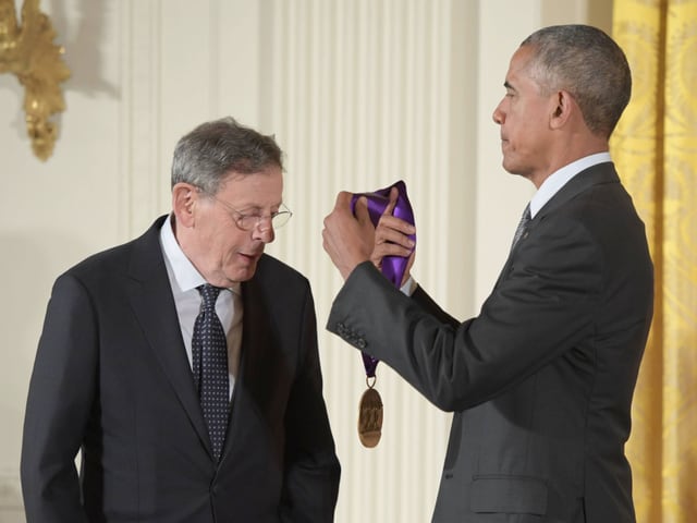 Philip Glass wird von Barack Obama mit der "National Medal of Arts" ausgezeichnet. Philip Glass wird von Barack Obama mit der "National Medal of Arts" ausgezeichnet.
