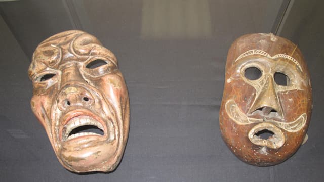 Die beiden Holzmasken. Die beiden Holzmasken.