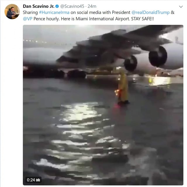 Ein Bild eines Flugzeugs im Wasser. Ein Bild eines Flugzeugs im Wasser.