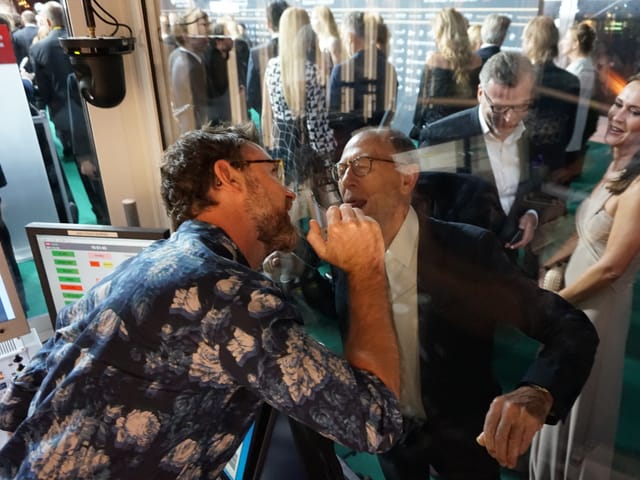 Nik küsst fremd! Viktor Giacobbo hat er anscheinend auch seeeehr lieb ...
