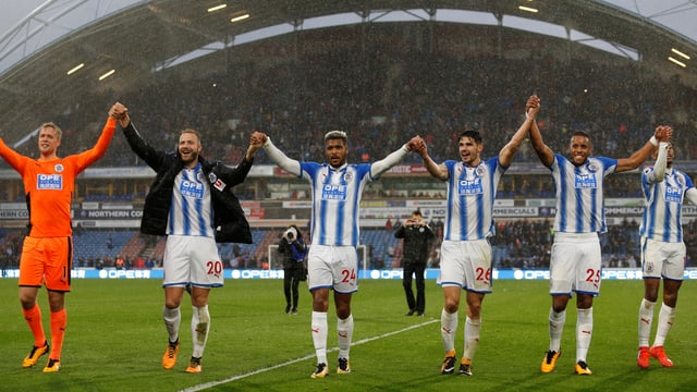 Die Huddersfield-Spieler feiern nach dem Sieg gegen Manchester United. Die Huddersfield-Spieler feiern nach dem Sieg gegen Manchester United.