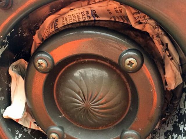 Blick ins Innere der Signalglocke, die mit Zeitung vesrzopft wurde. Blick ins Innere der Signalglocke, die mit Zeitung vesrzopft wurde.