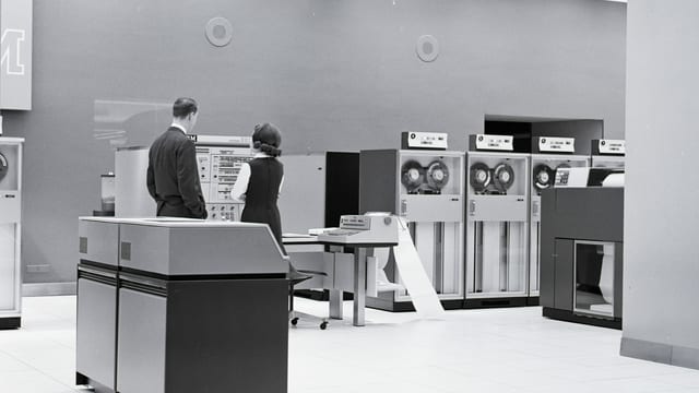Schwarzweissbild: Kühlschrankgrosse Computer in einem Büro Schwarzweissbild: Kühlschrankgrosse Computer in einem Büro