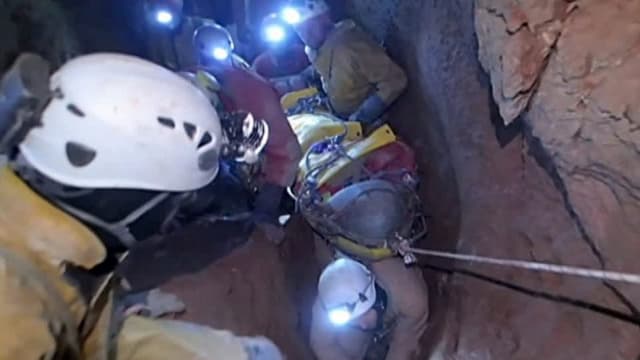 Die schwierige Bergungsaktion in der Riesending-Schachthöhle in Berchtesgaden. Die schwierige Bergungsaktion in der Riesending-Schachthöhle in Berchtesgaden.