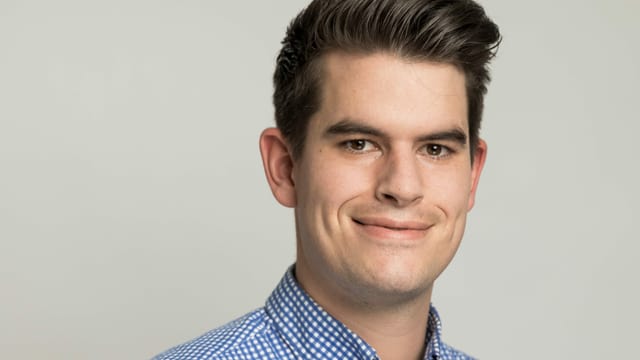 Ein Mann lächelt in die Kamera. Ein Mann lächelt in die Kamera.