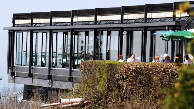 Verglaste Aussichtsterasse des Restaurants Uto Kulm auf dem Uetliberg