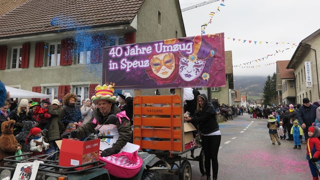 Wagen mit Plakat "40 Jahre Umzug in Speuz" Wagen mit Plakat "40 Jahre Umzug in Speuz"