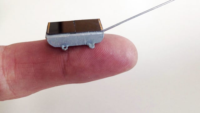 Ein extrem kleiner Sensor hält ein Mensch auf seinem Finger Ein extrem kleiner Sensor hält ein Mensch auf seinem Finger