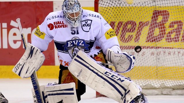 Tobias Stephan pariert mit der Fanghand einen Puck. Tobias Stephan pariert mit der Fanghand einen Puck.