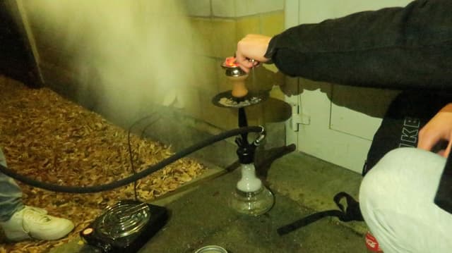 Die Wasserpfeife der Jugendlichen beim Schulhaus Die Wasserpfeife der Jugendlichen beim Schulhaus