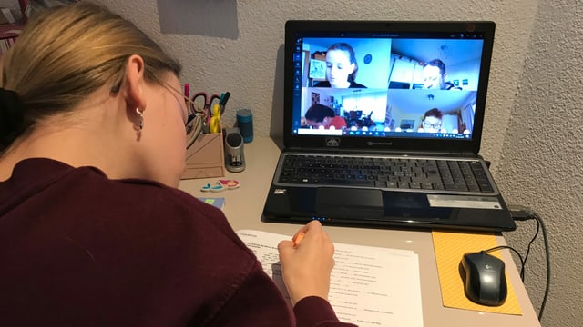 Eine Schüler in beim Fernunterricht. Eine Schüler in beim Fernunterricht.