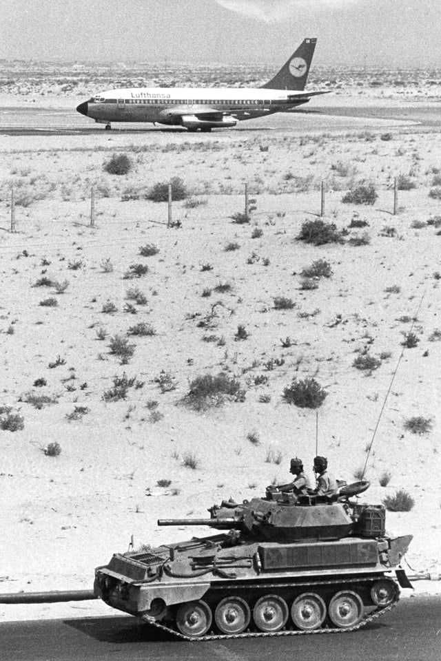 Flugzeug von Panzer bewacht. Flugzeug von Panzer bewacht.