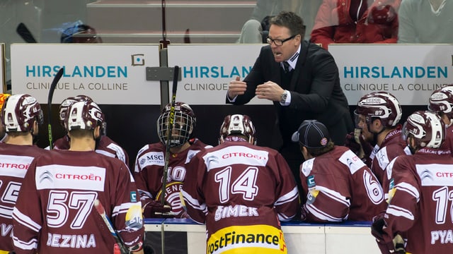 Genf-Trainer Chris McSorley gibt seinen Spielern Anweisungen. Genf-Trainer Chris McSorley gibt seinen Spielern Anweisungen.