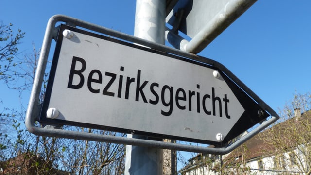 Schild Bezirksgericht. Schild Bezirksgericht.
