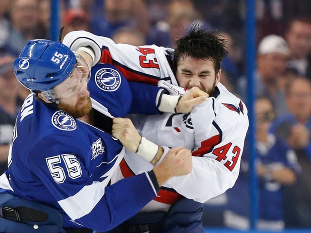 Tom Wilson prügelt sich mit einem Gegenspieler. Tom Wilson prügelt sich mit einem Gegenspieler.