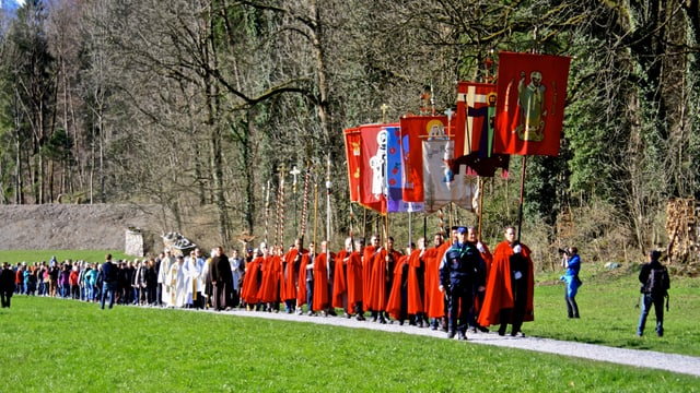 Rot gewandete Bannerträger auf dem Prozessionsweg. Rot gewandete Bannerträger auf dem Prozessionsweg.