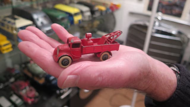 Sein erstes Spielzeugauto. Ein kleiner roter Lastwagen. Sein erstes Spielzeugauto. Ein kleiner roter Lastwagen.