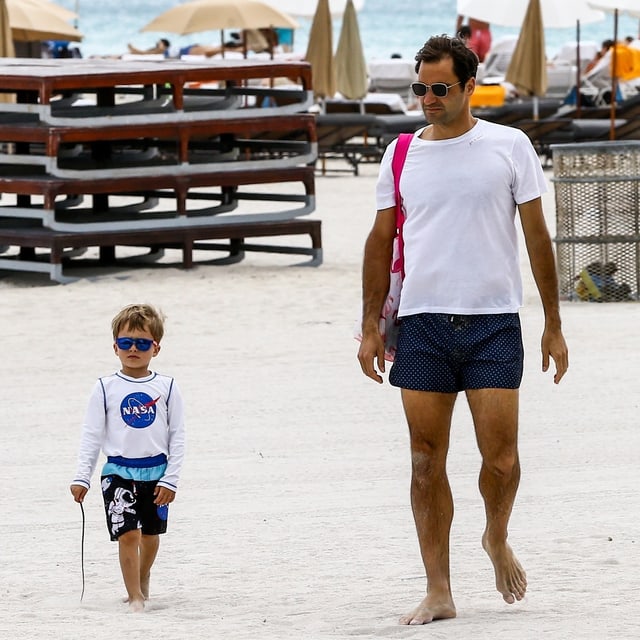 Roger Federer mit einem seiner Söhne am Strand von Miami. Roger Federer mit einem seiner Söhne am Strand von Miami.