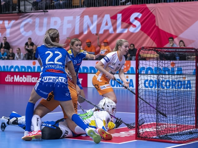 Die Unihockeyanerinnen von Piranha Chur und Kloten-Dietlikon. Die Unihockeyanerinnen von Piranha Chur und Kloten-Dietlikon.