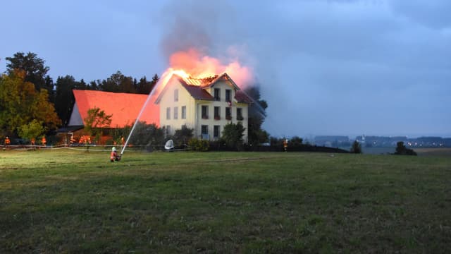 Dachstock eines Hauses brennt Dachstock eines Hauses brennt