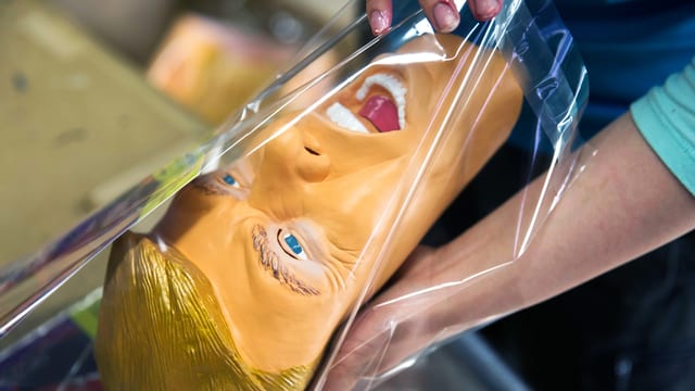 Eine Trump-Maske ist in Plastik eingepackt.