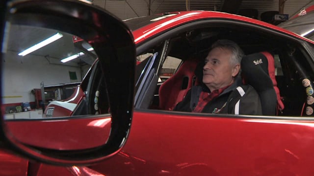 Mann in rotem Auto Mann in rotem Auto