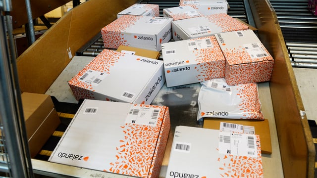 Ein Fliessband mit Zalando-Paketen. Ein Fliessband mit Zalando-Paketen.