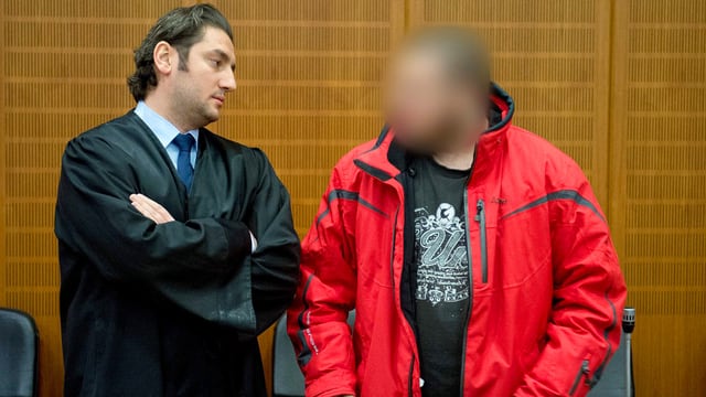Anwalt Mutlu Gunal (linke Seite), Angeklagter Kreshnik B. mit roter Jacke. Sein Gesicht ist unkenntlich gemacht. Anwalt Mutlu Gunal (linke Seite), Angeklagter Kreshnik B. mit roter Jacke. Sein Gesicht ist unkenntlich gemacht.