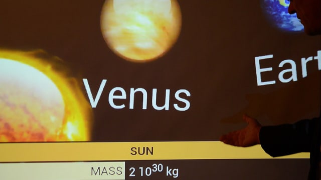 Das Bild zeigt eine App für die Datenbrille Moverio, mit der man im realen Himmel Infos zu den Planeten sieht. Das Bild zeigt eine App für die Datenbrille Moverio, mit der man im realen Himmel Infos zu den Planeten sieht.