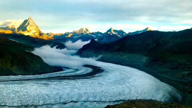 Blick von der Monte Rosa Hütte über die aperen Berghänge Blick von der Monte Rosa Hütte über die aperen Berghänge