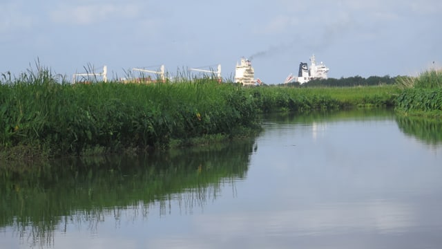 Fluss und im Hintergrund Schwerindustrie. Fluss und im Hintergrund Schwerindustrie.