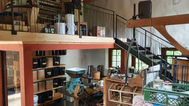 Das Innere der Mühle mit Verkaufs- und Arbeitsbereich. Das Innere der Mühle mit Verkaufs- und Arbeitsbereich.
