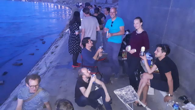 Leute am Rheinufer Leute am Rheinufer
