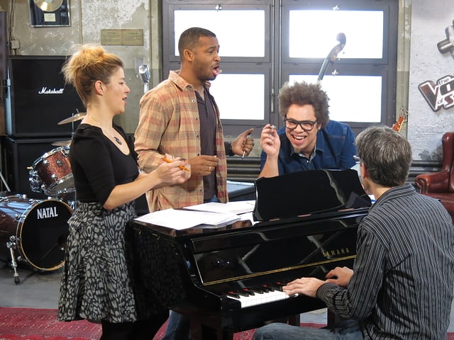 Sékou, Marc Sway und ein Pianist bei der Probe. Sékou, Marc Sway und ein Pianist bei der Probe.