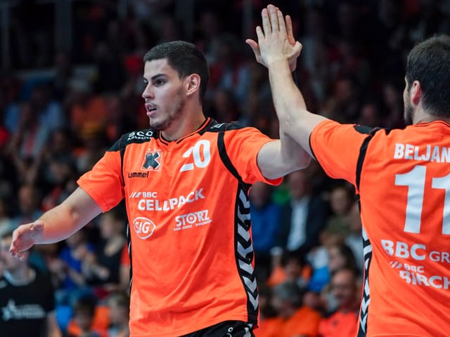 Luka Maros und Bojan Beljanski freuen sich nach einem Tor. Luka Maros und Bojan Beljanski freuen sich nach einem Tor.