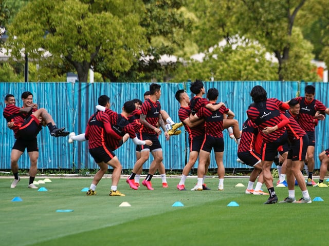 Die Spieler von Titelverteidiger Schanghai SIPG bereiten sich auf den Start vor. Die Spieler von Titelverteidiger Schanghai SIPG bereiten sich auf den Start vor.