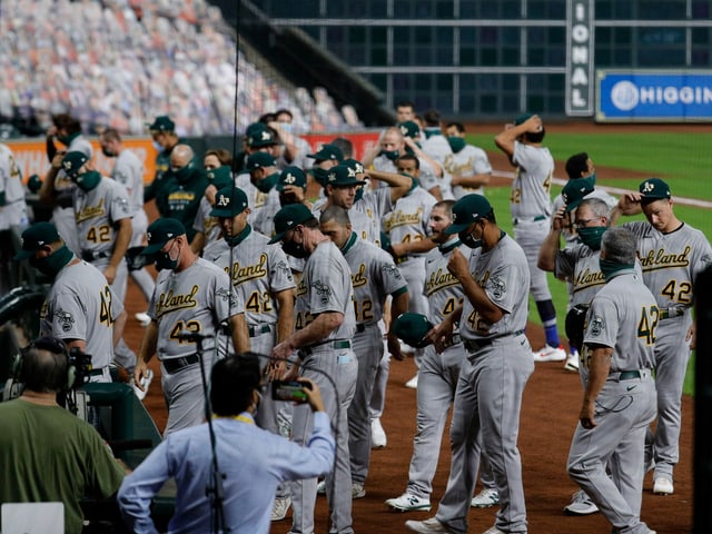 Die Spieler der Oakland Athletics verlassen das Spielfeld. Die Spieler der Oakland Athletics verlassen das Spielfeld.