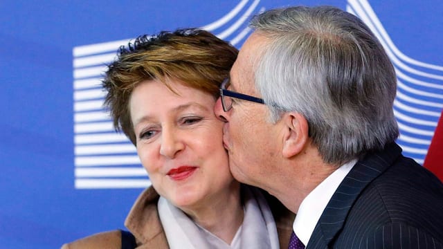 Juncker küsst Sommaruga Juncker küsst Sommaruga