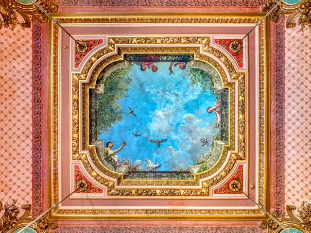 Deckenmalerei, die einen Himmel, Vögel und Menschen zeigt. Alles gerahmt von rosa Bordüren. Deckenmalerei, die einen Himmel, Vögel und Menschen zeigt. Alles gerahmt von rosa Bordüren.