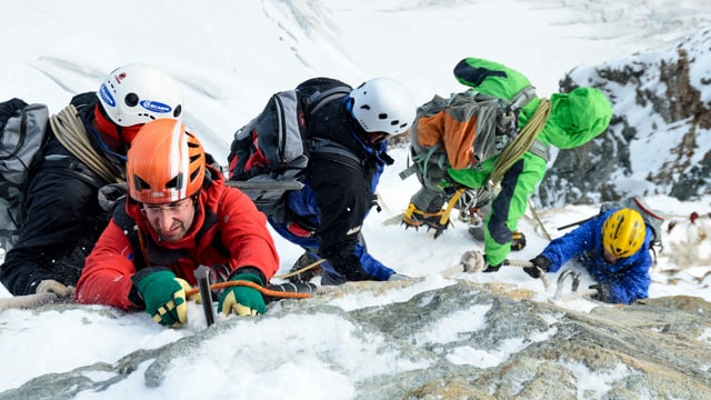 Bergsteiger in Fels und Eis beim gefährlichen Abstieg. Bergsteiger in Fels und Eis beim gefährlichen Abstieg.