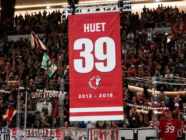 Die Goalie-Legende Cristobal Huet wurde geehrt. Die Goalie-Legende Cristobal Huet wurde geehrt.