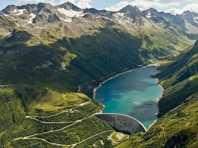 Ina funtauna d'energia alpina è l'aua - qua il lai da fermada en la Val Nalps sisum la Surselva. Ina funtauna d'energia alpina è l'aua - qua il lai da fermada en la Val Nalps sisum la Surselva.
