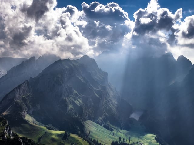 Bergwelt mit einigen Wolken wie im Märchen.
