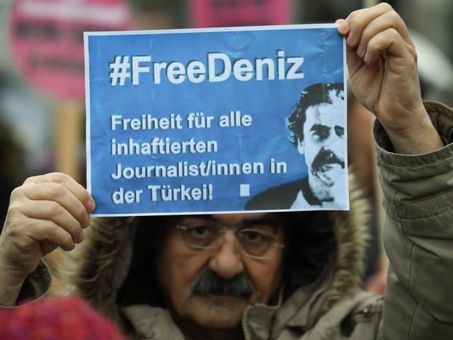 Mann demonstriert für Freilassung von Yücel Mann demonstriert für Freilassung von Yücel