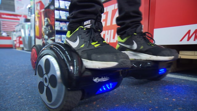 Nahaufnahme Füsse auf einem Smart Wheel. Nahaufnahme Füsse auf einem Smart Wheel.