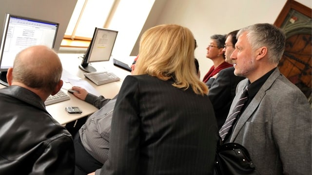 Regierungsrat Peter Gomm (SP, rechts) und andere Interessierte beobachten 2009 die Wahlresultate auf Bildschirmen. Regierungsrat Peter Gomm (SP, rechts) und andere Interessierte beobachten 2009 die Wahlresultate auf Bildschirmen.