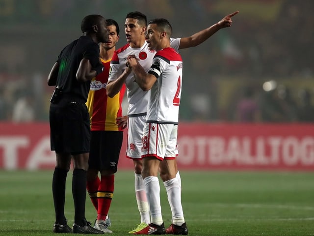 Die Spieler von Wydad Casablanca diskutieren mit dem Schiedsrichter. Die Spieler von Wydad Casablanca diskutieren mit dem Schiedsrichter.