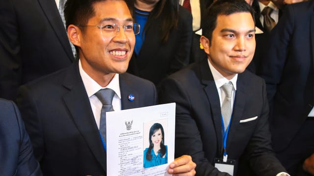 Der Chef der Partei Thai Raksa Chart (links) hält das Antragsformular von Prinzessin Ubolratana für die Parteimitgliedschaft in der Hand. Der Chef der Partei Thai Raksa Chart (links) hält das Antragsformular von Prinzessin Ubolratana für die Parteimitgliedschaft in der Hand.