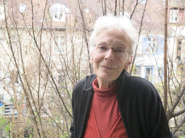 Anni Lanz steht auf ihrem Balkon. Anni Lanz steht auf ihrem Balkon.