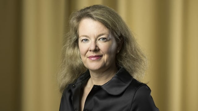 eine Frau vor einem gelben Vorhang eine Frau vor einem gelben Vorhang